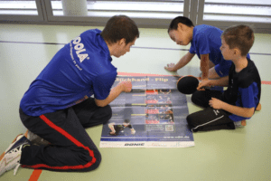 Jungs besprechen Technik beim Tischtennis