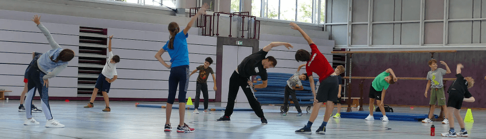 Jugendliche dehnen sich zusammen
