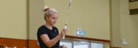 Trainerin mit Badmintonschläger