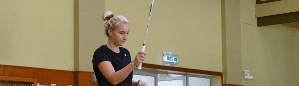 Trainerin mit Badmintonschläger