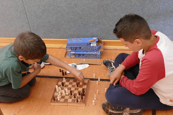 Zwei Jungs bei Schachspielen