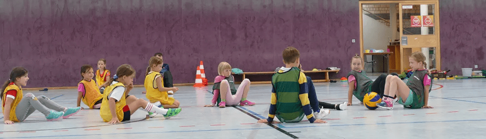 Kindergruppe spielt Sitzfußball