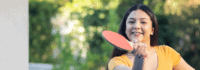 Mädchen spielt Tischtennis im Feriencamp
