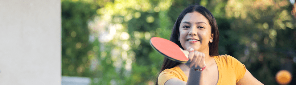 Mädchen spielt Tischtennis im Feriencamp
