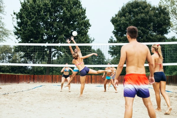 Jugendliche spielen Volleyball im Englischcamp am Plöner See
