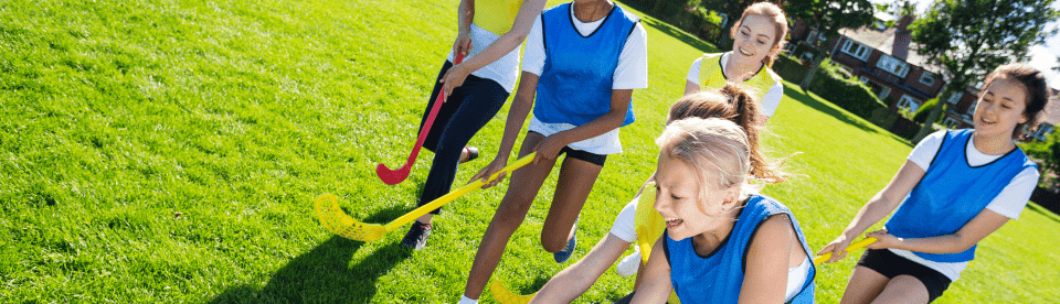 Hockeyspielen im Feriencamp