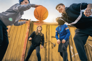 Jugendliche spielen Basketball im Englisch Feriencamp Berlin