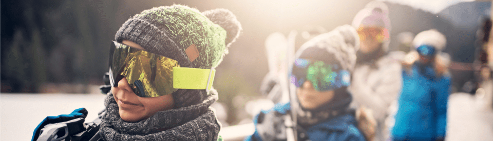 Kinder tragen Skier in Bischofsgrün