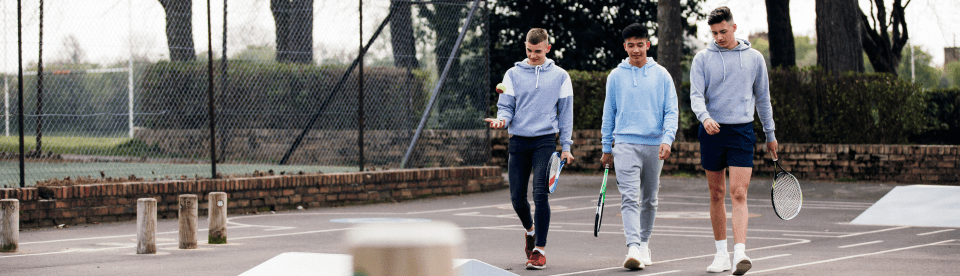 Freunde spielen Badminton in den Ferien