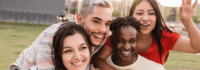 Teenager treffen sich in den Ferien im Englischcamp