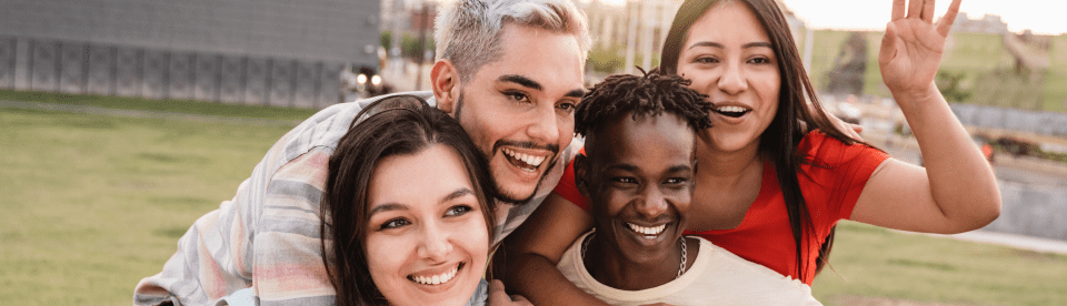 Teenager treffen sich in den Ferien im Englischcamp