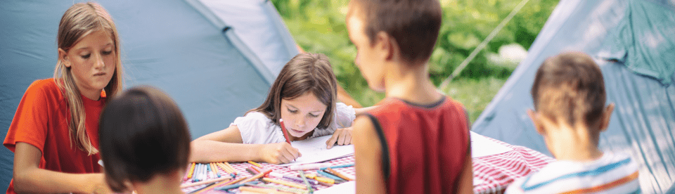 Kinder während eines Kreativ Workshops