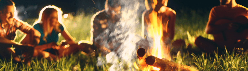 Gesellige Runde um ein Lagerfeuer
