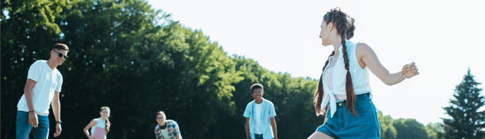 Jugendliche spielen Fußball auf einer Wiese