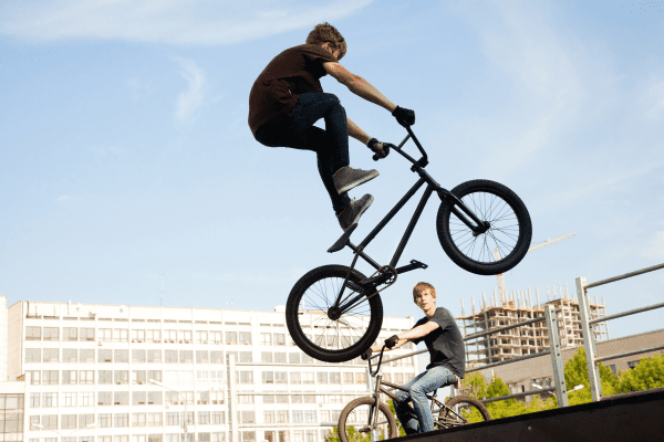 Junge macht coole Tricks im BMX Camp