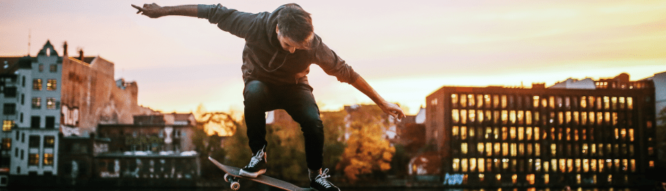 Skateboarder bei Sonnenuntergang