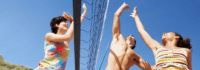Jugendliche spielen Beachvolleyball