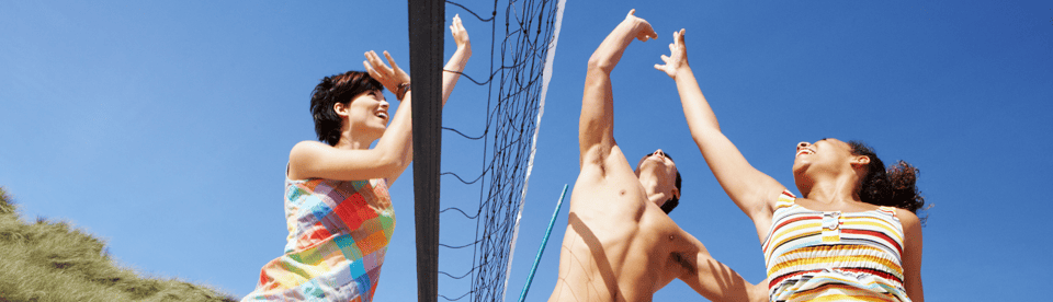 Jugendliche spielen Beachvolleyball