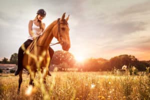 Mädchen beim Ausritt im Englischcamp mit Reiten