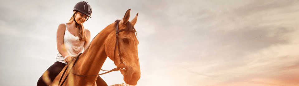 Mädchen beim Ausritt im Englischcamp mit Reiten