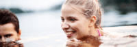 Kinder schwimmen im See