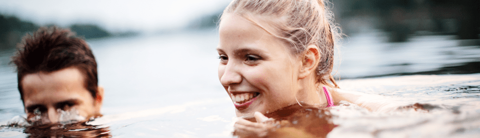 Kinder schwimmen im See