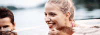 Jugendliche schwimmen im See