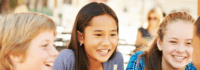 Kinder sitzen und lachen