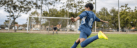 Junge zielt beim Fußball aufs Tor
