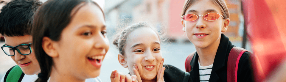 Kinder lachen gemeinsam