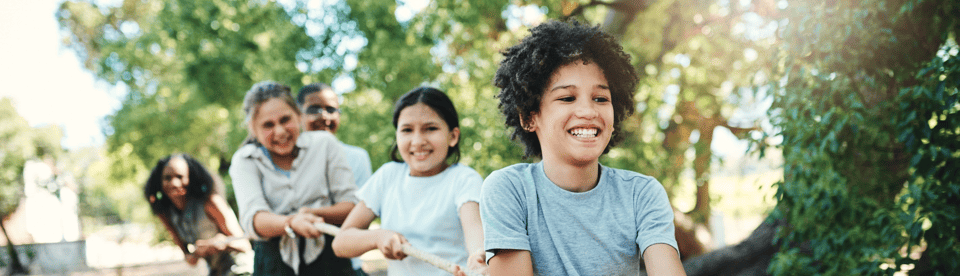 Kinder spielen Tauziehen