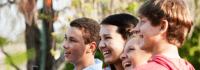 Kinder lachen in der Natur