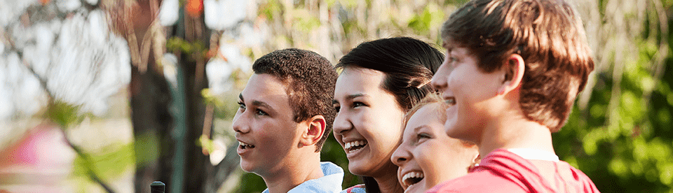 Kinder lachen in der Natur