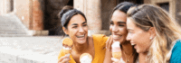 Jugendliche genießen ein Eis