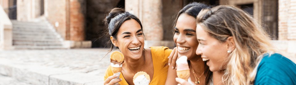 Jugendliche genießen ein Eis
