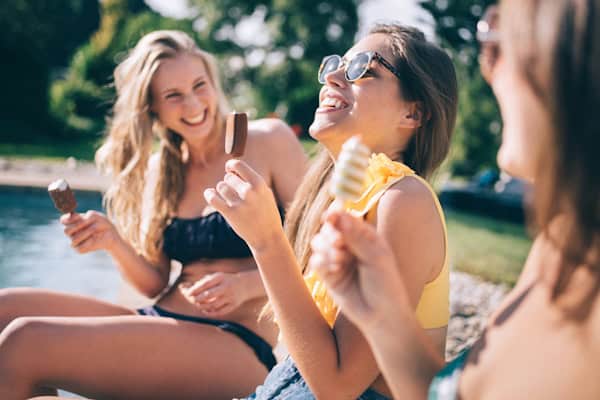 Jugendliche Mädchen genießen ein Eis am Bodensee im Spanischcamp