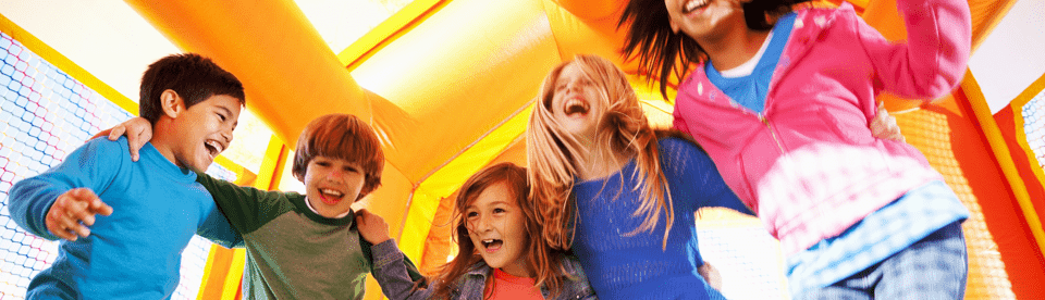 Kinder spielen in der Hüpfburg