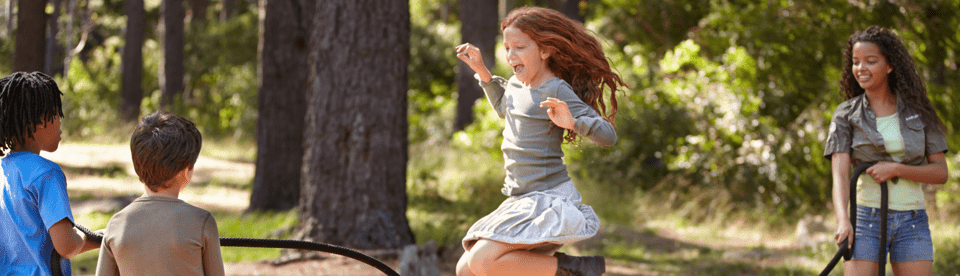 Kinder haben Spaß beim Seilspringen
