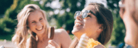 Jugendliche genießen Eis in der Sonne
