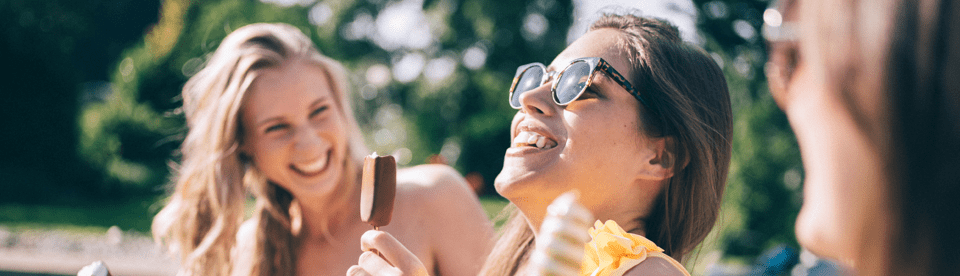 Jugendliche genießen Eis in der Sonne