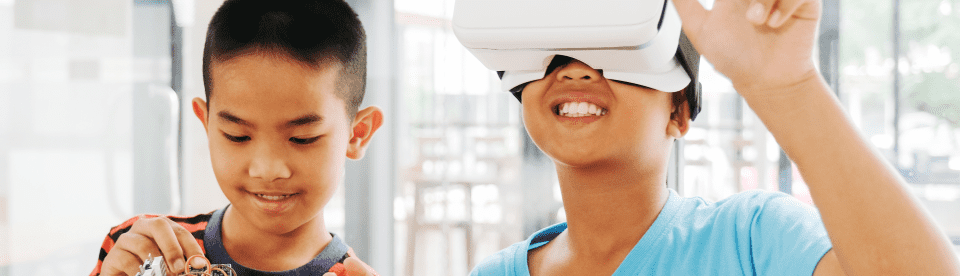 Zwei Jungen beim Experimentieren
