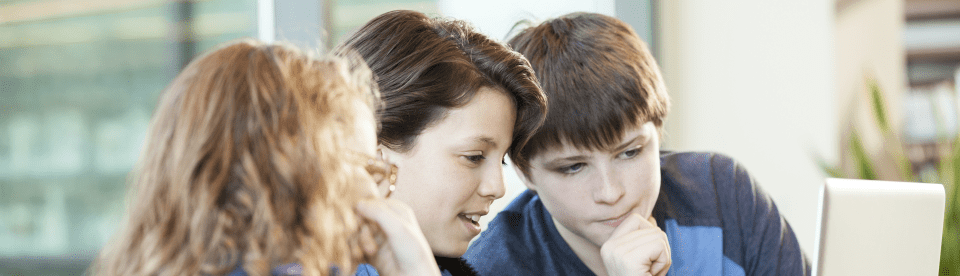 Kinder tüfteln an ihren Ideen