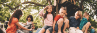 Kinder spielen in der Natur