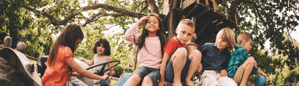Kinder spielen in der Natur