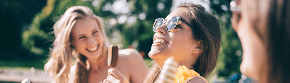 Mädchen genießen ein Eis in der Sonne