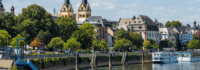 Blick über Promenade am Fluss