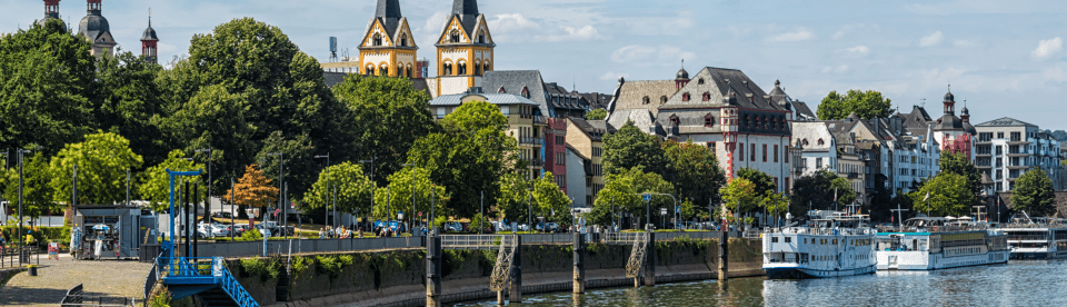 Blick über Promenade am Fluss