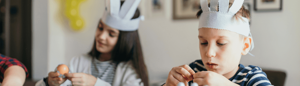 Kinder basteln mit Ostereiern