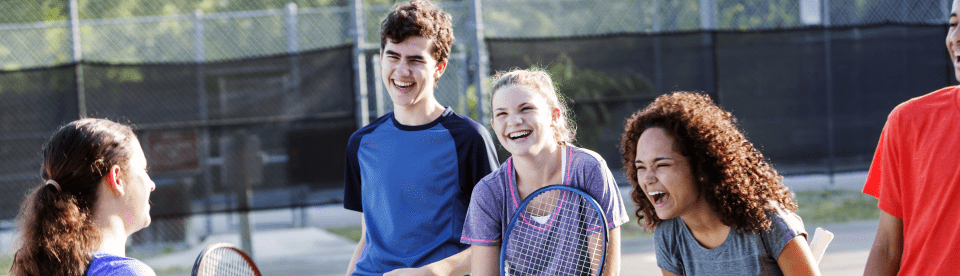 Kinder haben Spaß beim Badminton