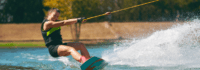 Wakeboarderin auf dem See